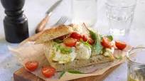 Focaccia med mozzarella, tomat og pesto Focaccia med mozzarella, tomat og pesto