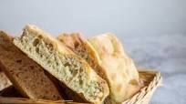 Focaccia morbida fatta in casa con sale e rosmarino: la ricetta perfetta Focaccia morbida fatta in casa con sale e rosmarino: la ricetta perfetta
