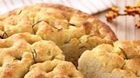 Focaccia di patate in padella con cuore filante Focaccia di patate in padella con cuore filante