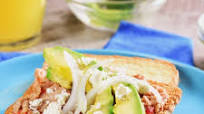 Pan Tostado, Frijoles con Chorizo y Aguacate Pan Tostado, Frijoles con Chorizo y Aguacate