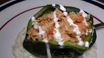 Receta de Chiles rellenos de atún bañados con crema Receta de Chiles rellenos de atún bañados con crema