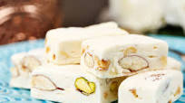 Turrón de chocolate blanco con frutos secos Turrón de chocolate blanco con frutos secos