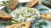 Tzatziki (Dip de Yogur Griego, Pepino y Eneldo Fresco) Tzatziki (Dip de Yogur Griego, Pepino y Eneldo Fresco)