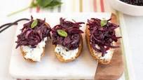 Basil and goat's cheese crostini with balsamic blackberry compote Basil and goat's cheese crostini with balsamic blackberry compote