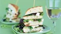 Gegrilde focaccia met geitenkaas en kervelsla Gegrilde focaccia met geitenkaas en kervelsla