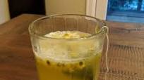Hot lemon juice, green tea and passion fruit Hot lemon juice, green tea and passion fruit