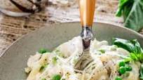 One Pot Chicken and Peas Fettuccine Alfredo One Pot Chicken and Peas Fettuccine Alfredo