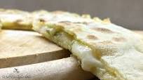 Focaccia in padella pesto e formaggio ricetta veloce Focaccia in padella pesto e formaggio ricetta veloce