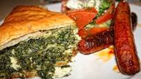 Spanakopita: empanada de espinacas griega con pasta filo Spanakopita: empanada de espinacas griega con pasta filo
