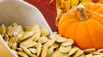 Semillas de calabaza con especias, tostadas al horno (receta sin desperdicio) Semillas de calabaza con especias, tostadas al horno (receta sin desperdicio)