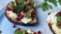 Brød med gedeost og pesto Brød med gedeost og pesto
