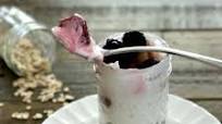 Overnight Oats and Greek Yogurt Parfait with Berries Overnight Oats and Greek Yogurt Parfait with Berries