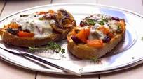 Bruschetta de cogumelos com linguiça e mozzarella Bruschetta de cogumelos com linguiça e mozzarella