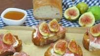 Crostini con fichi e prosciutto crudo: la ricetta delle bruschette croccanti e deliziose Crostini con fichi e prosciutto crudo: la ricetta delle bruschette croccanti e deliziose