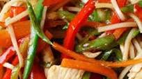 Chow mein z kurczakiem i warzywami Chow mein z kurczakiem i warzywami