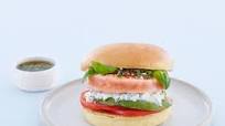 West Coast lakseburger med tzatziki West Coast lakseburger med tzatziki