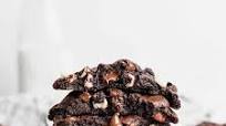 (Crumbl) Triple Chocolate Chip Cookies (Crumbl) Triple Chocolate Chip Cookies