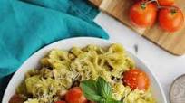 Caprese pesto pasta salad with white beans Caprese pesto pasta salad with white beans