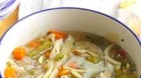 Caldo de pollo con Fideos y Huevo Caldo de pollo con Fideos y Huevo