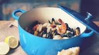 Steamed mussels with shrimp and garlic bread Steamed mussels with shrimp and garlic bread