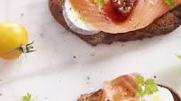 Bruschettas de saumon fumé et chèvre cendré Bruschettas de saumon fumé et chèvre cendré
