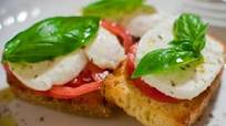 Bruschetta caprese: la ricetta originale col pomodoro Bruschetta caprese: la ricetta originale col pomodoro