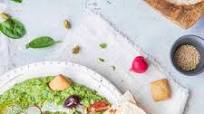 Spinach hummus with toppings Spinach hummus with toppings