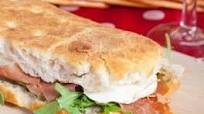 Focaccia ripiena con prosciutto e formaggio Focaccia ripiena con prosciutto e formaggio