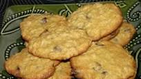 Crispy Oatmeal Chocolate Chip Cookies (Michael Smith) Crispy Oatmeal Chocolate Chip Cookies (Michael Smith)