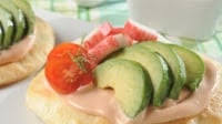 Bruschettas de Kani Kama con Palta y Tomatines Bruschettas de Kani Kama con Palta y Tomatines