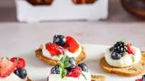 Cracker Crisps with Mascarpone and Berries Cracker Crisps with Mascarpone and Berries