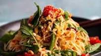 Thai Green Papaya Salad (Som Tum) Thai Green Papaya Salad (Som Tum)