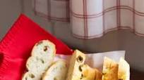 Focaccia mit grünen Oliven Focaccia mit grünen Oliven