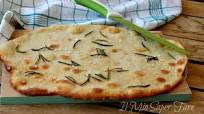 Focaccia schiacciata senza lievitazione allo yogurt Focaccia schiacciata senza lievitazione allo yogurt
