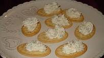 Antipasto di formaggio caprino su crackers Antipasto di formaggio caprino su crackers