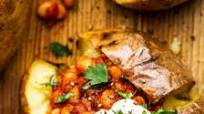 Baked potatoes with smoky beans Baked potatoes with smoky beans