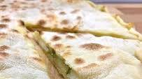 Focaccia in padella pesto e formaggio ricetta veloce Focaccia in padella pesto e formaggio ricetta veloce
