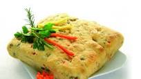 Focaccia con Capperi, Olive e Peperoni Focaccia con Capperi, Olive e Peperoni