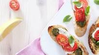 Sitruunapesto-mozzarellabruschetat Sitruunapesto-mozzarellabruschetat