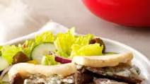 Beef Pitas with Yogurt Sauce Beef Pitas with Yogurt Sauce
