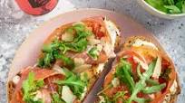 Tostada de jamón con rúcula Tostada de jamón con rúcula