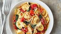 Tortellini Pasta in Garlic Spinach Tomato Sauce Tortellini Pasta in Garlic Spinach Tomato Sauce