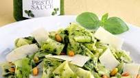 Nudeln mit Pesto, Parmesan und Pinienkernen Nudeln mit Pesto, Parmesan und Pinienkernen