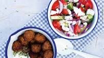 Griekse gehaktballetjes met tzatziki en salade Griekse gehaktballetjes met tzatziki en salade