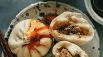 Steamed Pork Buns with Chive (猪肉韭菜包子) Steamed Pork Buns with Chive (猪肉韭菜包子)