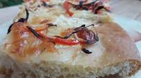 Focaccia con cipolla, peperoni e asiago Focaccia con cipolla, peperoni e asiago