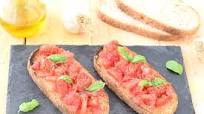 Bruschetta al pomodoro con olio, aglio e basilico Bruschetta al pomodoro con olio, aglio e basilico