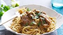 Sopa seca de fideos con carne de cerdo y salsa barbacoa Sopa seca de fideos con carne de cerdo y salsa barbacoa