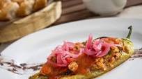 Chiles güeros rellenos con picadillo de atún. Receta mexicana para la hora de la comida Chiles güeros rellenos con picadillo de atún. Receta mexicana para la hora de la comida