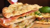 Pane arabo con provola, insalata e prosciutto crudo Pane arabo con provola, insalata e prosciutto crudo